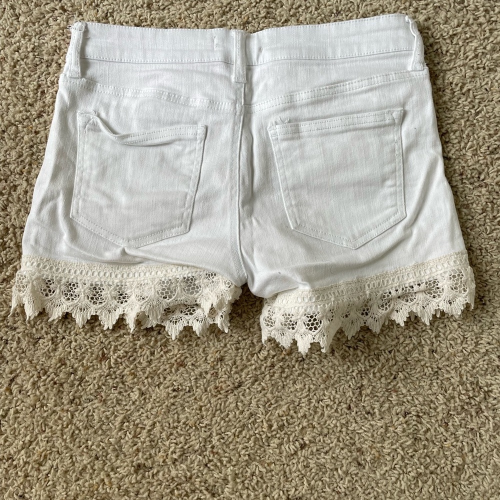White denim shorts with lace trim Altar’d state size 27